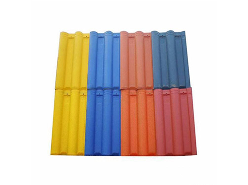 有人說襄陽彩瓦貴，其實(shí)都差不多，主要還是根據(jù)市場價(jià)格的變化而變化，不過質(zhì)量好的，品牌過硬的價(jià)格確實(shí)有的一些區(qū)別的，那么， 就有人冒充襄陽好質(zhì)量彩瓦進(jìn)行高價(jià)格進(jìn)行銷售，搞的市場混亂不堪！那么 ，彩瓦到底多少錢一平方呢？接下來，咱們就來談?wù)劇? 一、什么是彩瓦 彩瓦的小明叫做彩色混凝土瓦，或者是水泥彩瓦都不等，是通過水泥、沙子等比例配置比例后，再通過模具，經(jīng)過高壓壓制而成。   二、彩瓦多少錢一平方呢？ 1、目前彩瓦的多少錢一平方是和彩瓦的厚度以及型號相關(guān)的，一般情況下，厚度越大的彩瓦，價(jià)格相應(yīng)的會偏高一些！  2、如果彩瓦厚度來計(jì)算的話，一般性的彩瓦厚度在0.3-0.5毫米之間的價(jià)格如下: 1)、厚度如果在0.4毫米的彩瓦，價(jià)格在20元一平方左右。 2）、厚度在0.3毫米的彩瓦，價(jià)格在17元一平方左右。 3）、厚度在0.37毫米的彩瓦，價(jià)格在20.5一平方左右。    三、彩瓦有哪些特點(diǎn)呢？    1、彩瓦是比一般咱們常見窯燒瓦有抗?jié)B性強(qiáng)，而且承載力強(qiáng)，吸水率低等特點(diǎn)。并且這個(gè)彩瓦密度空間大，強(qiáng)度高，重量也較輕、瓦型合理  等特點(diǎn)。并且在防水結(jié)構(gòu)、外觀、強(qiáng)度方面有自己的優(yōu)勢！    2、可以說是改變了采用以前使用的干硬性混凝土經(jīng)滾壓成型的粗租、瓦型單一、強(qiáng)度低等缺點(diǎn)。      四、彩瓦的用途有哪些！  1、目前是主要用于建筑方面，別墅是更適合采用。    2、可以設(shè)置不同的防水等級，用于保護(hù)屋面、延長屋面使用的壽命。      總結(jié)：這里其實(shí)還要說明的是：在施工時(shí)，建議采用厚度為12-15MM的木板或夾板屋面、掛瓦條截面尺寸：15*15MM或20*20MM，  在施工前還是要做一定的防腐處理技術(shù)，不能大意！好了關(guān)于彩瓦多少錢一平等方面的問題已經(jīng)解答，希望可以幫助到需要彩瓦  的朋友！